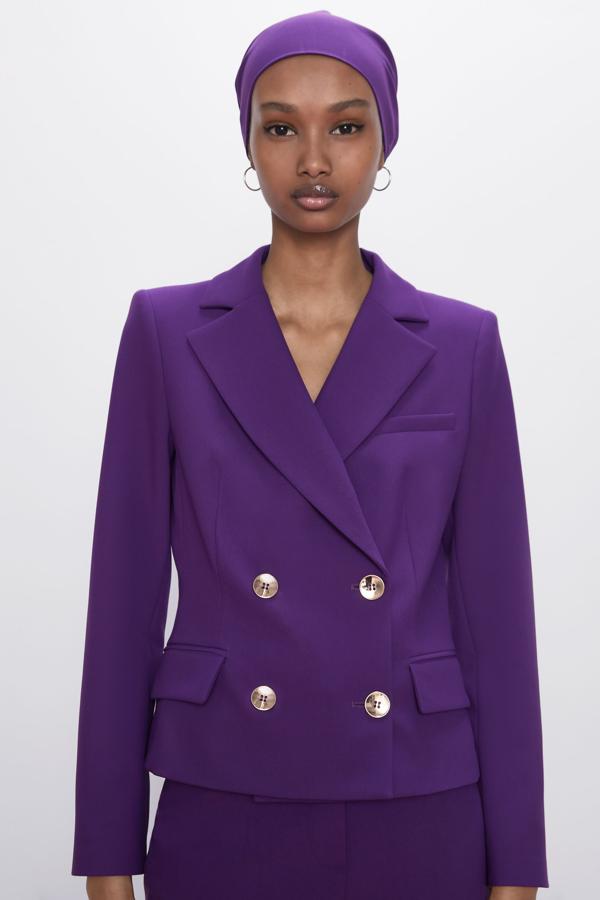 Blazer cropped morada de Zara (49,95 euros).
