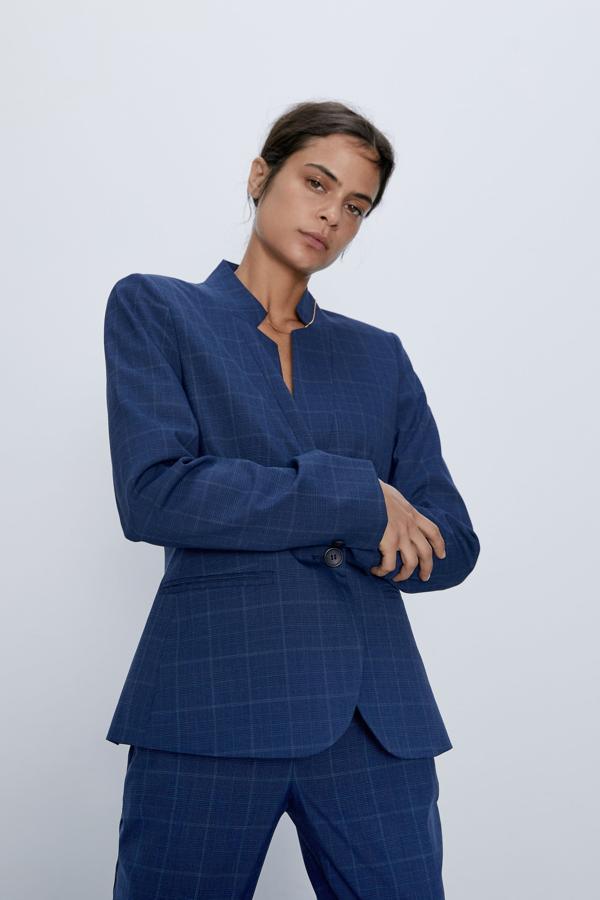 Blazer entallada de cuadros azul de Zara (29,95 euros).