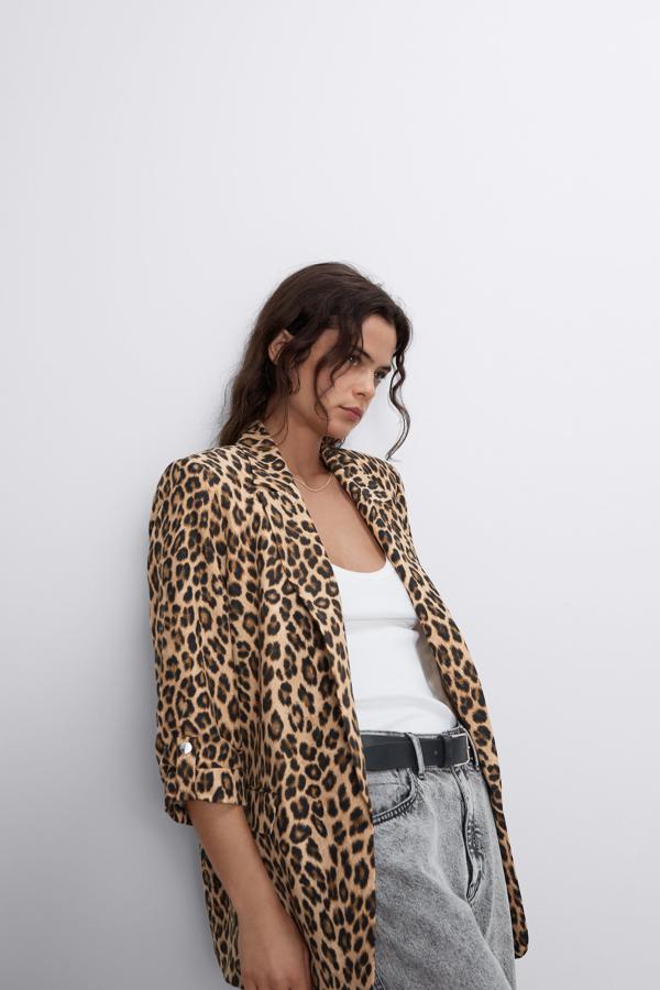 Blazer de estampado de leopardo de Zara (39,95 euros).