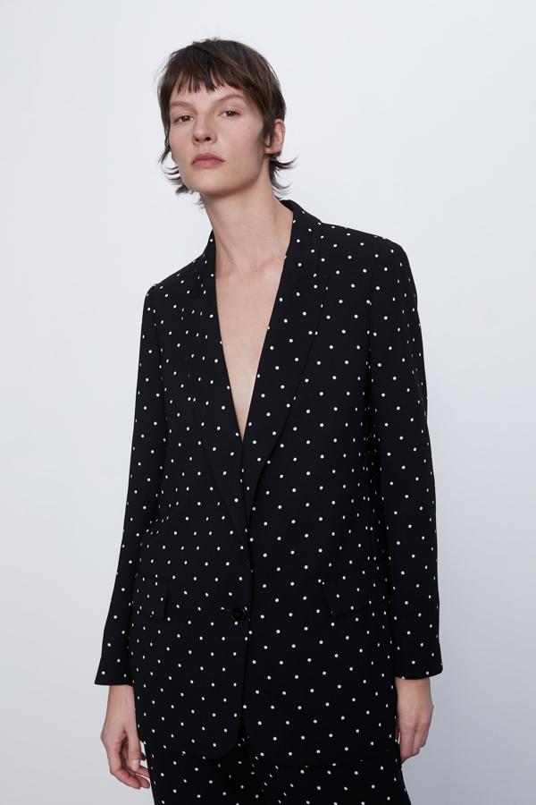 Blazer negra de lunares blancos de Zara (39,95 euros).