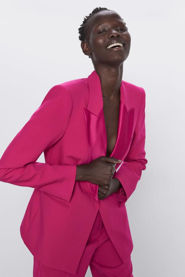 Blazer rosa con solapas satinadas de Zara (49,95 euros).