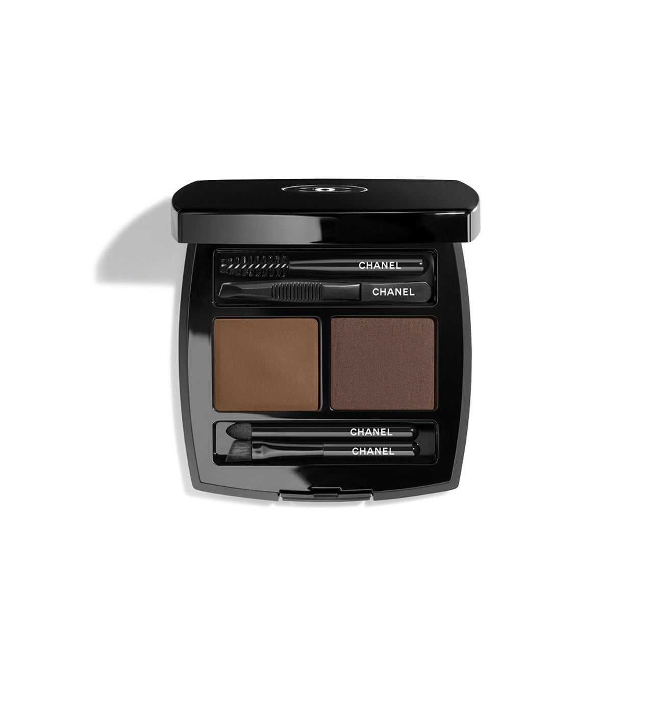 Unas cejas bien peinadas y definidas son esenciales para lucir una mirada de impacto, tanto si llevas un maquillaje natural como si optas por un look más sofisticado. Una pista: la cera mate sirve para esculpir y colorear y el polvo suaviza el resultado. Le Palette Sourcils de Chanel (52 €).