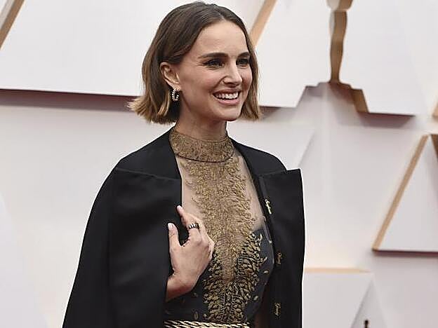 Galería. Natalie Portman con la capa que llevaba bordados los nombres de todas las directoras olvidadas. Pincha sobre la foto para ver todos los looks de la alfombra roja de los Premios Oscar 2020.