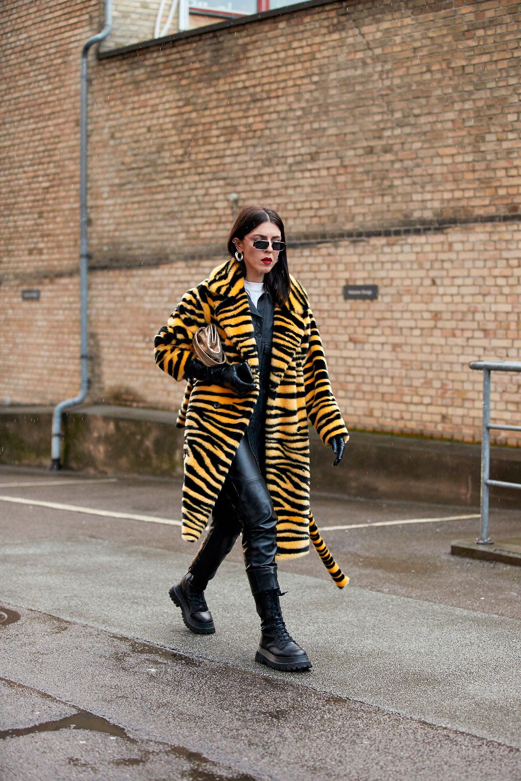 Para un estilismo más atrevido y cañero, saca del armario ese abrigo animal print que dejaste de usar el año pasado porque sienta ideal con los pantalones efecto piel.