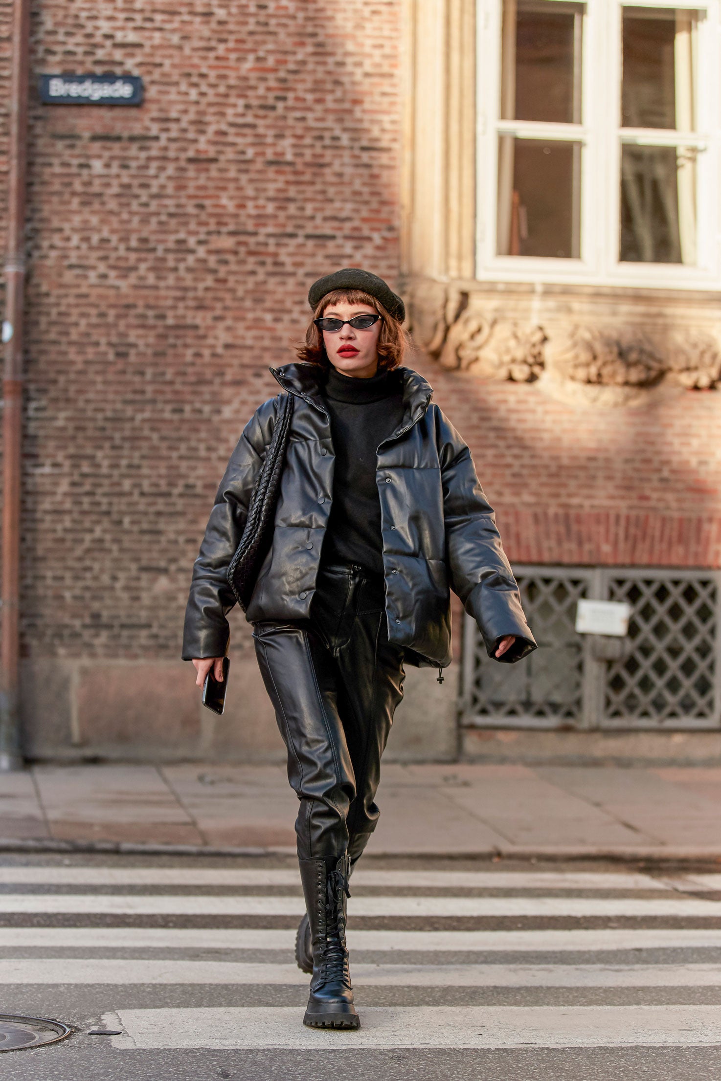 Los total looks negros son una apuesta segura para combinar con los pantalones de cuero. Hazlo con prendas que comulguen con el mismo estilo, en este caso, con un plumas y unas botas acordonadas del mismo tejido. Sigue la sintonía en los accesorios y conviértete en una fashion victim .