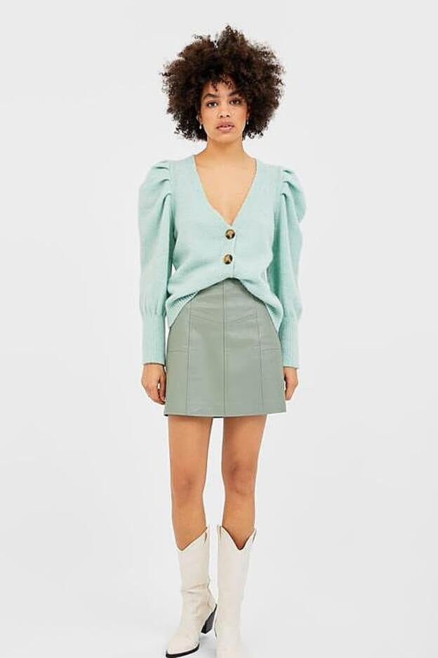 La prenda más parecida que hemos encontrado en el catálogo de stradivarius.