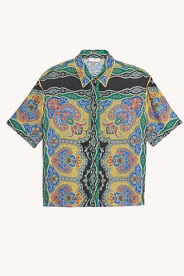 La blusa estampada de Laura es también de Sandro y cuesta 195 euros.