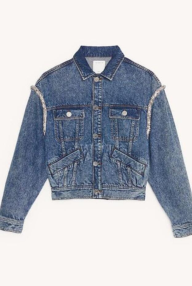 La cazadora de Sandro que lleva Laura Matamoros está disponible en su web y cuesta 345 euros.