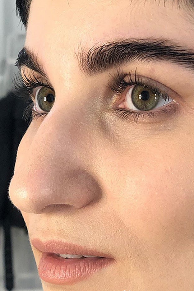 Las cejas postizas montadas sobre una base de silicona son indetectables.