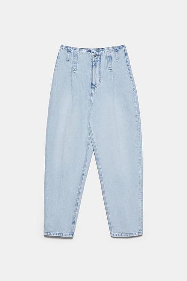 Vaqueros de tiro alto que afinan la cintura, de la nueva colección de primavera de Zara.