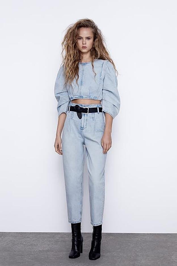 Estos vaqueros de Zara prometen afinar la cintura gracias a su patrón estratégico: estrechos por arriba y anchos a partir de la cadera.