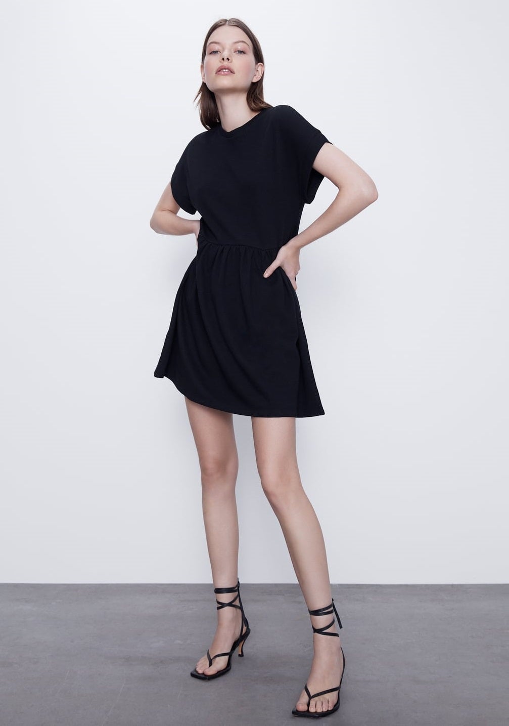 Zara nos ha ganado con este diseño tan minimalista. Un lienzo en blanco para decorar a tu gusto con prendas o accesorios más llamativos. (15,95 euros).