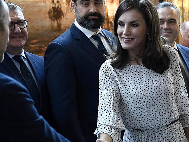 fFíjate en cómo el estampado de lunares combina tres colores y la sensación de movimiento que aporta a la prenda