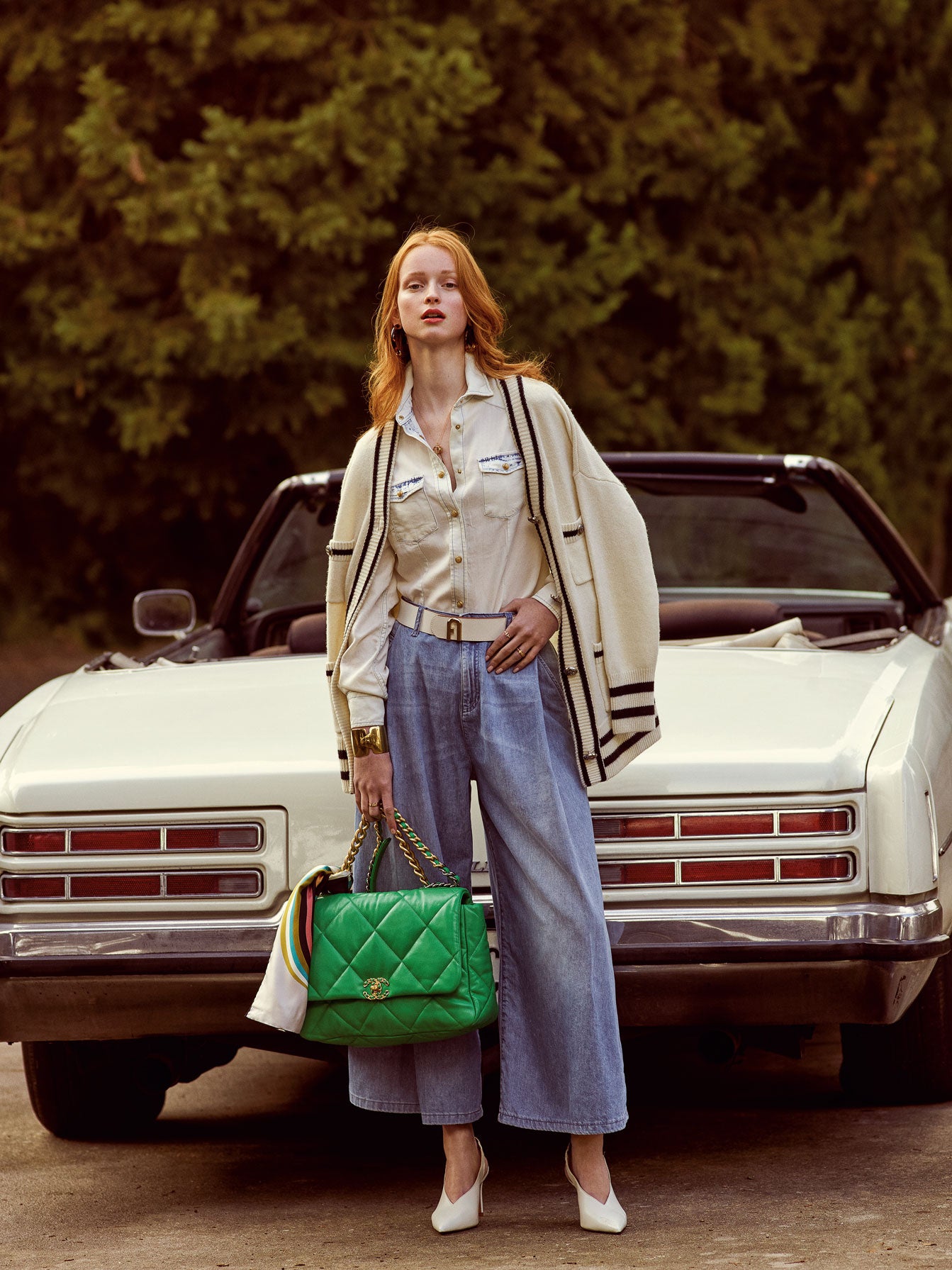 Chaqueta de The Kooples, camisa de Manila Grace y cinturón de Furla. El bolso es de Chanel; los zapatos, de & Other Stories; y el pañuelo, de Hermès. Pulsera de Louis Vuitton, cadena, colgantes y anillos de Tiffany & Co.