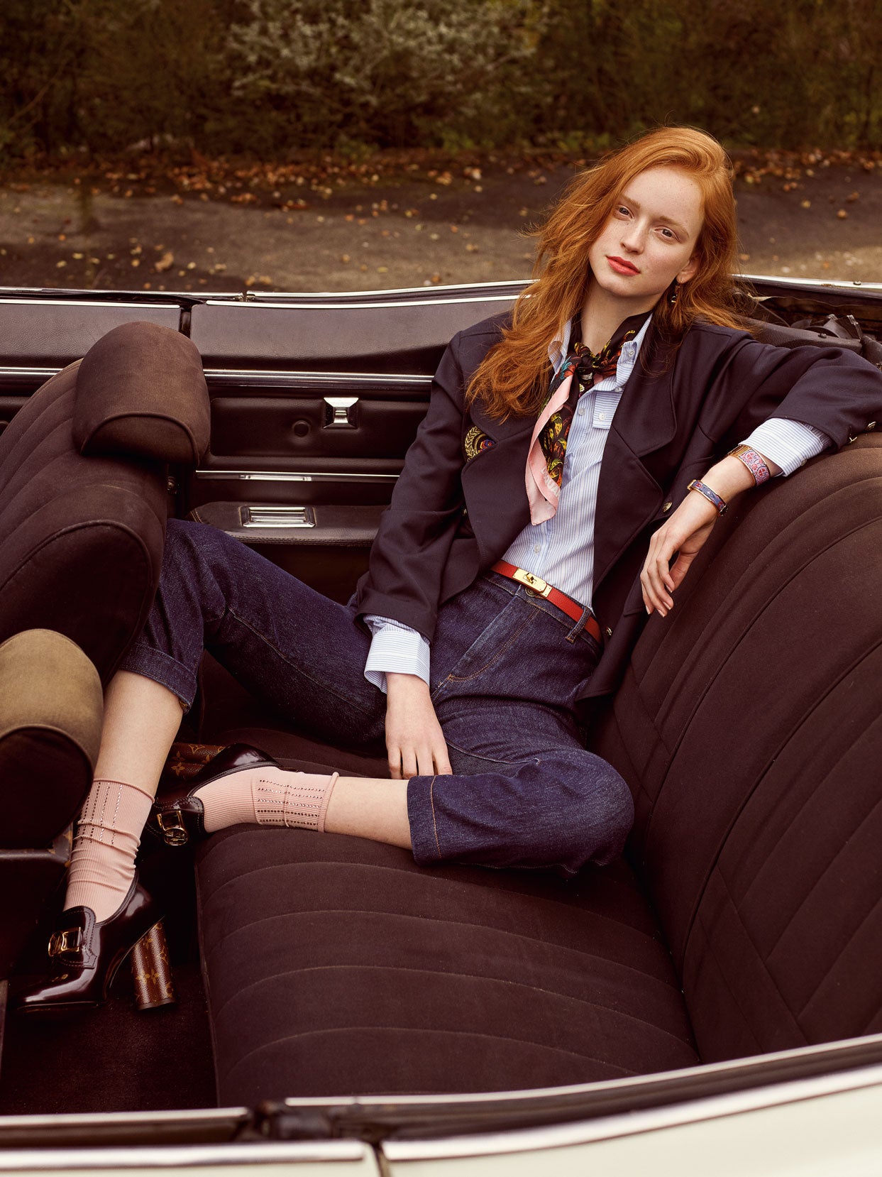 Americana de Sandro, camisa de Javier Simorra y pantalón de Adolfo Domínguez. Zapatos de Louis Vuitton, como los pendientes. Calcetines de Accessorize, pañuelo de Dsquared2 y pulsera de Hermès.