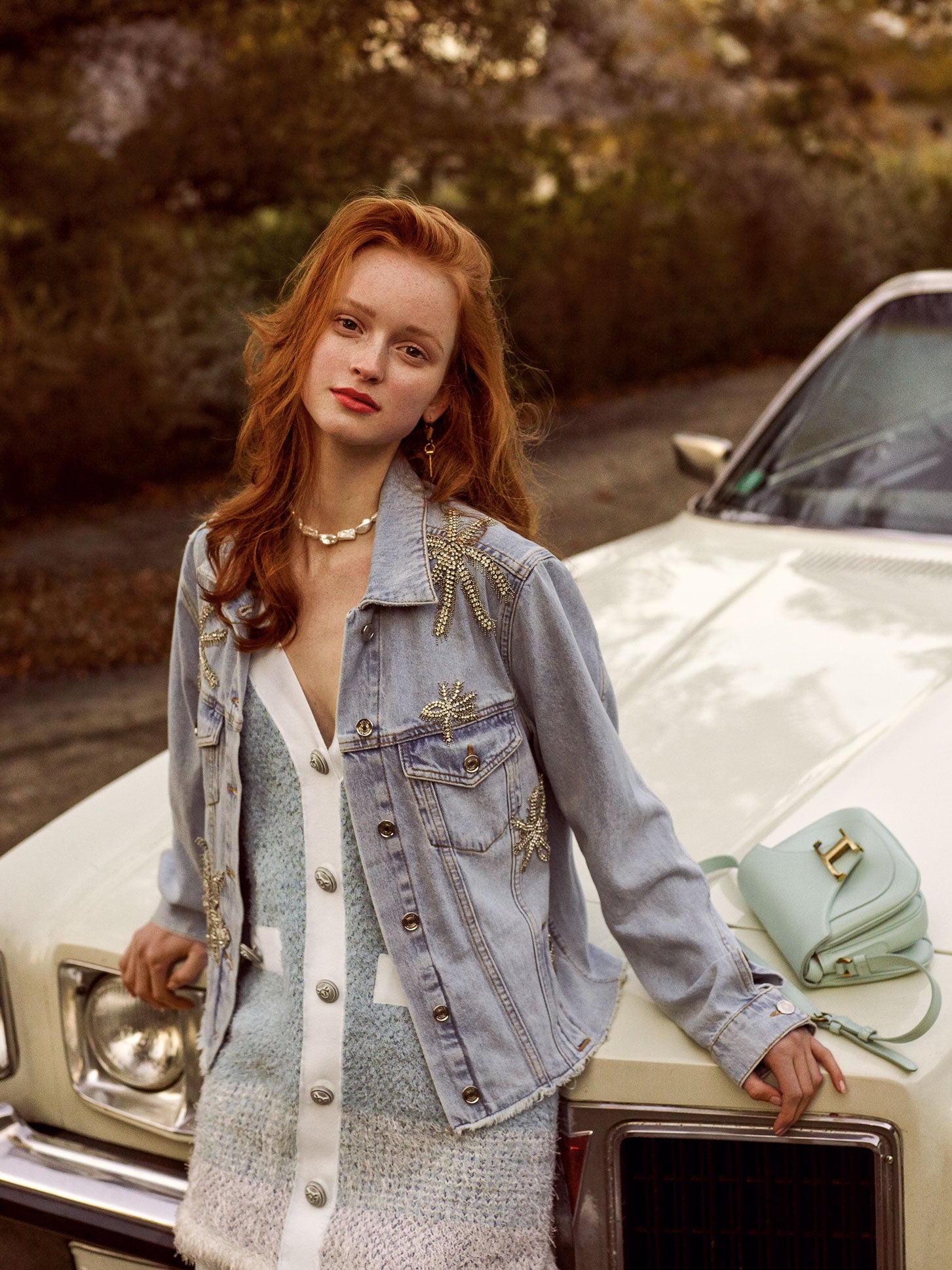Vestido de Pinko, cazadora vaquera de Liu Jo, pendientes de Louis Vuitton y collar de perlas, de Black and Coral.