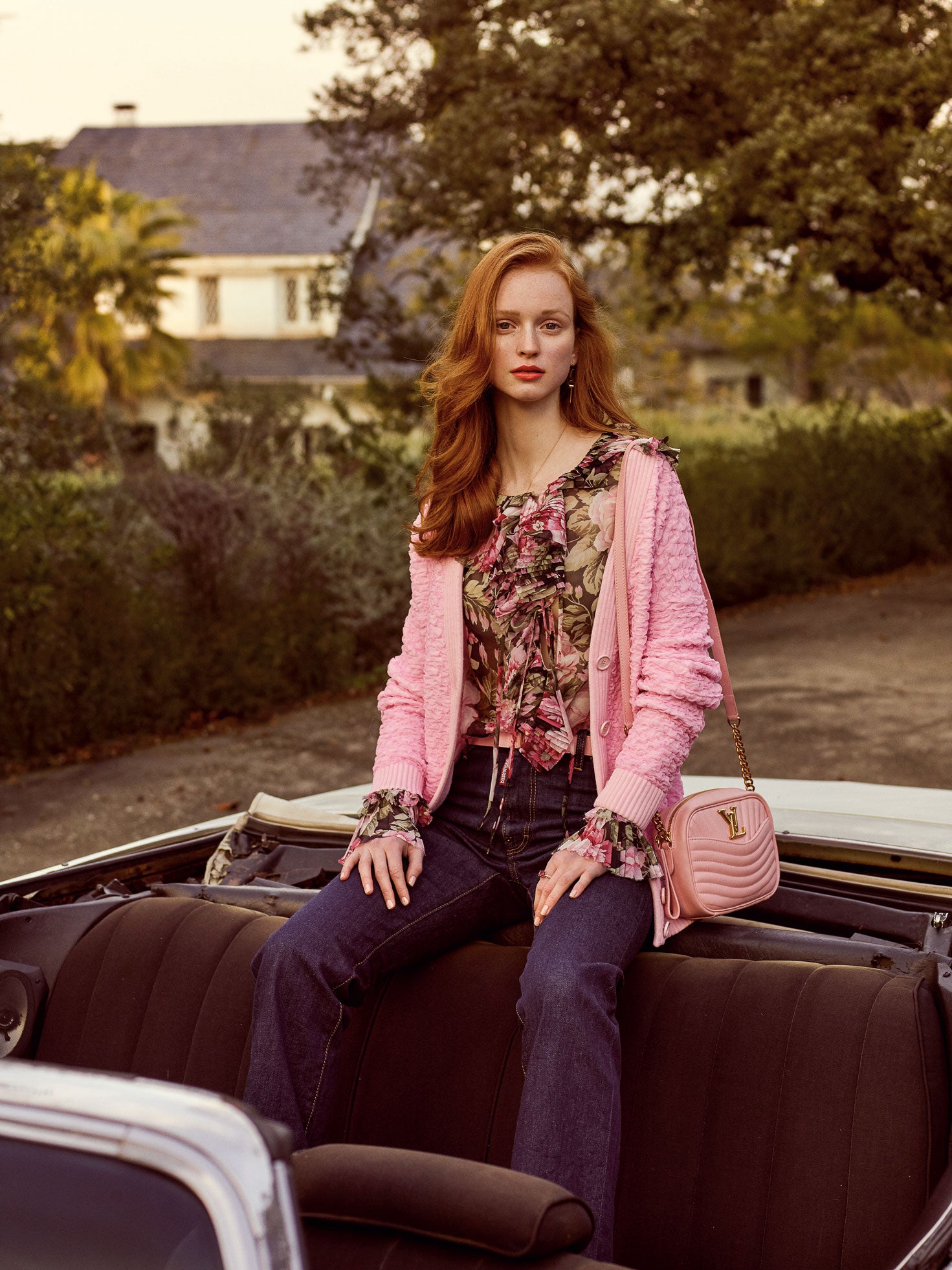 Chaqueta rosa de Fendi, blusa de P.A.R.O.S.H, vaquero de Dsquared2, cinturón de Furla y bolso de Louis Vuitton, como los pendientes.