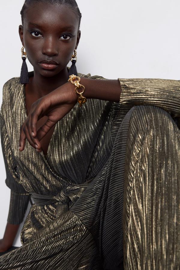 Pantalón de tiro alto con cintura elástica. Detalle tejido plisado metalizado.