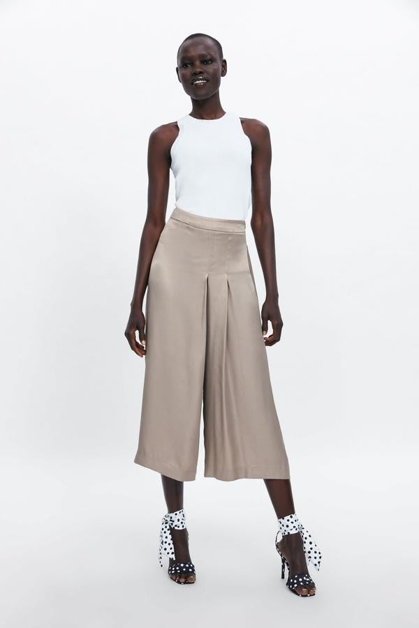 Pantalón fluido de tiro medio. Detalle plisado en delantero. Cierre lateral con cremallera oculta en costura.