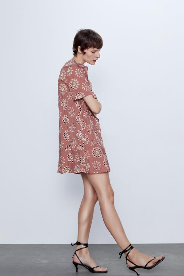 Vestido corto de cuello redondo y manga corta. Forro interior. Detalle de bordado perforados combinados a contraste. Cierre en espalda con abertura y botón.