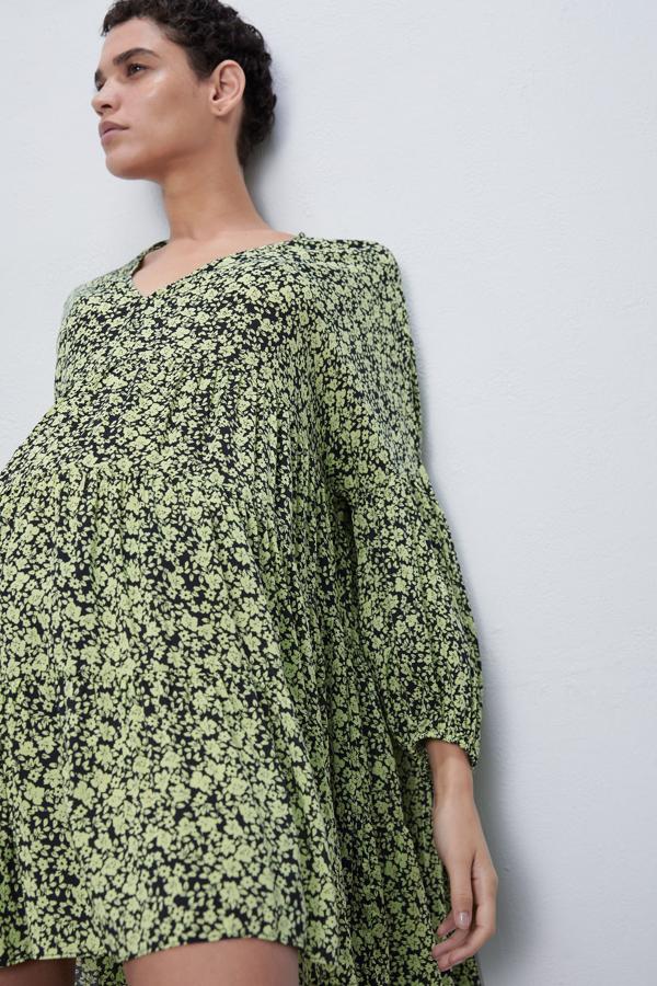 Vestido corto de escote pico y manga larga acabado en elásticos.