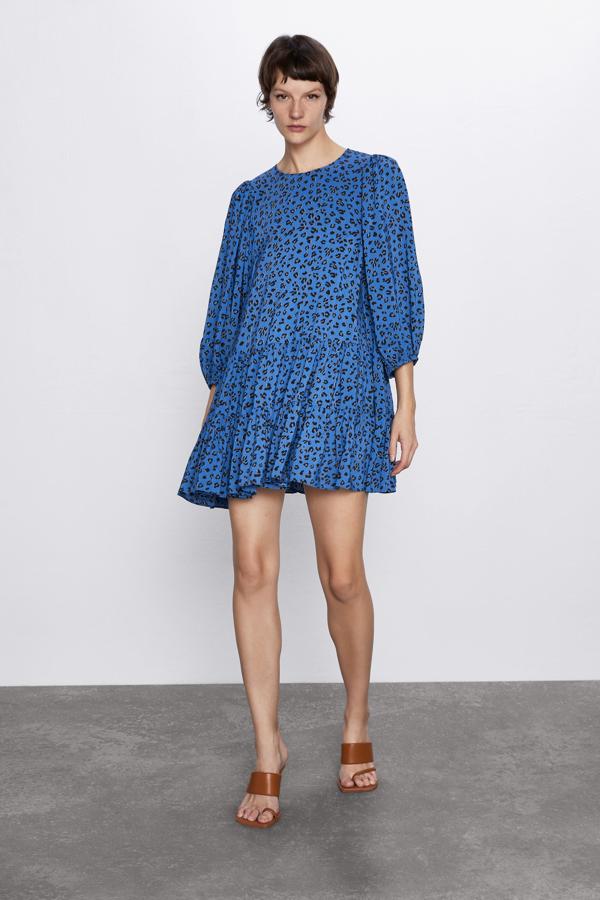 Vestido de cuello redondo y manga por debajo del codo acabada en puño elástico. Bajo acabado en volantes. Cierre en espalda con abertura y botón.