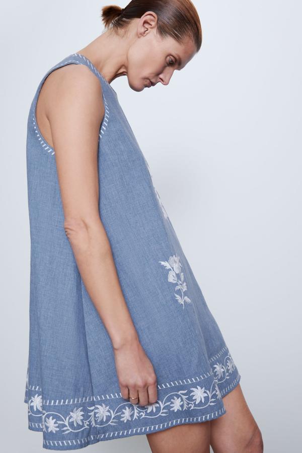 Vestido confeccionado con tejido en mezcla de lino. Cuello redondo con manga sisa. Detalle de bordados combinados a contraste. Cierre en espalda con cremallera.