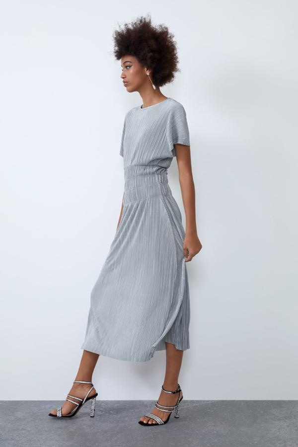 Vestido midi de cuello redondo y manga corta. Detalle de elásticos en cintura.
