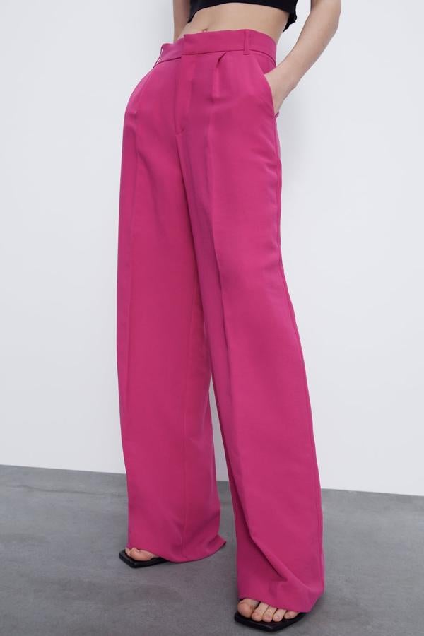 Puede que este sea más fucsia que frambuesa, pero lo vamos a meter en esta selección porque su tiro alto, sus pinzas delanteras y su largura inacabable lo merecen. Es de Zara, cuesta 29,95 euros y está disponible entre las tallas XS y L.