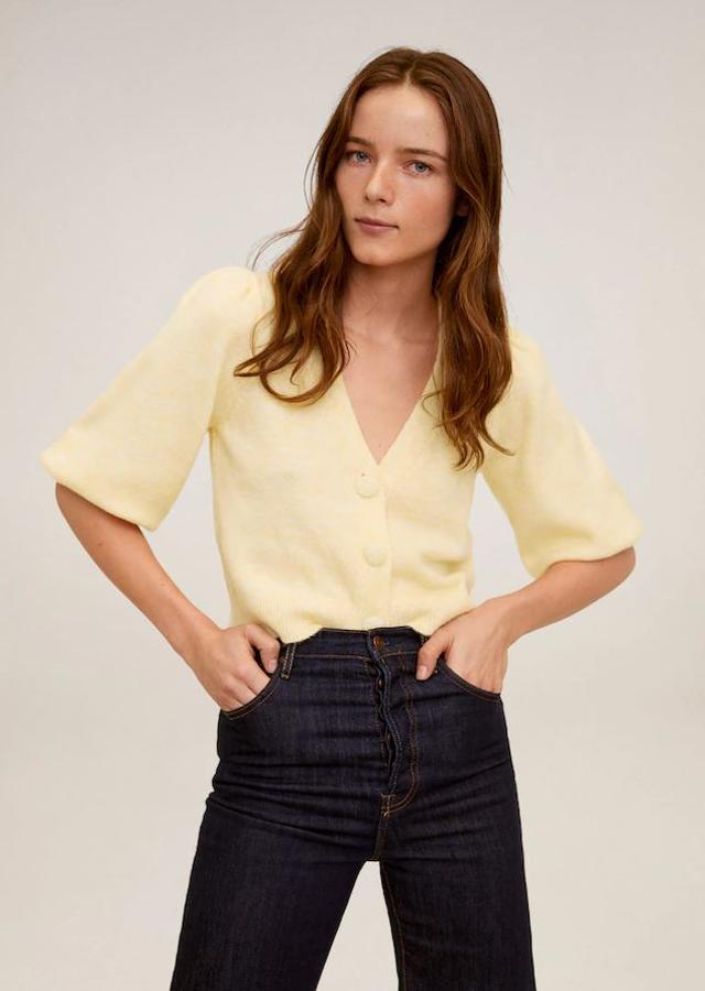 Chaqueta de punto de manga corta en amarillo pastel de Mango (29,99 euros).