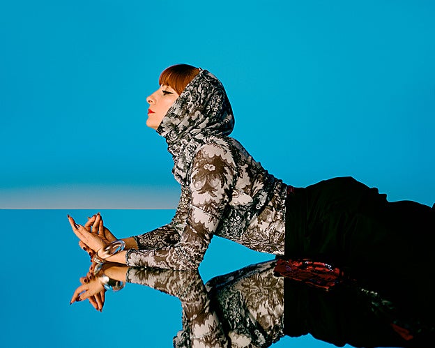 Nawja Nimri posa con un diseño de Lacroix para Desigual