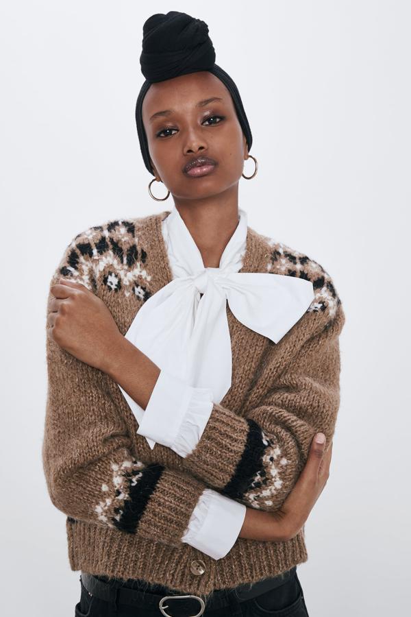 Chaqueta de punto de alpaca marrón de Zara (29,95 euros).