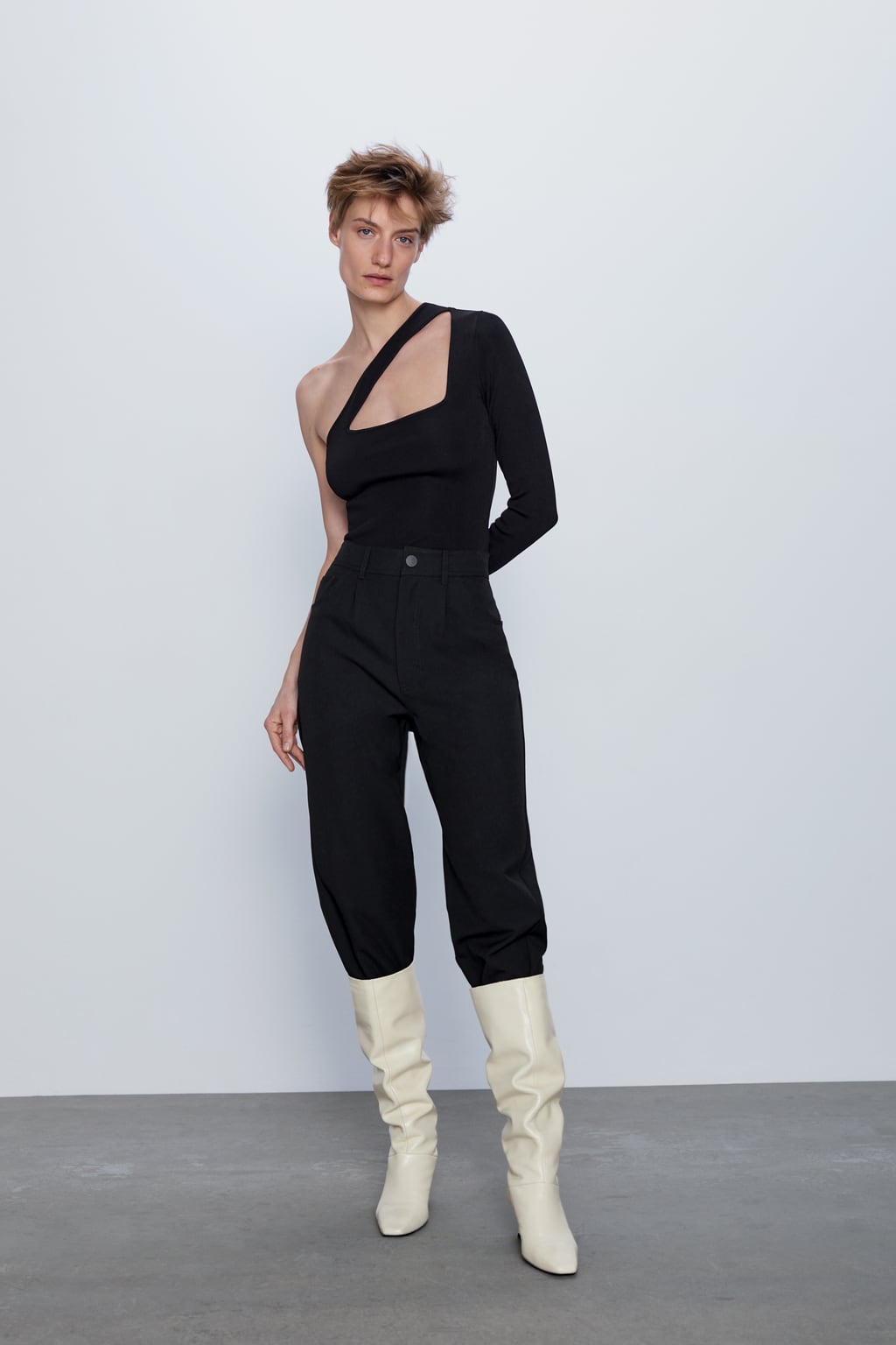 Body de punto asimétrico en tono negro. Ideal para looks de noche. (25,95 euros).