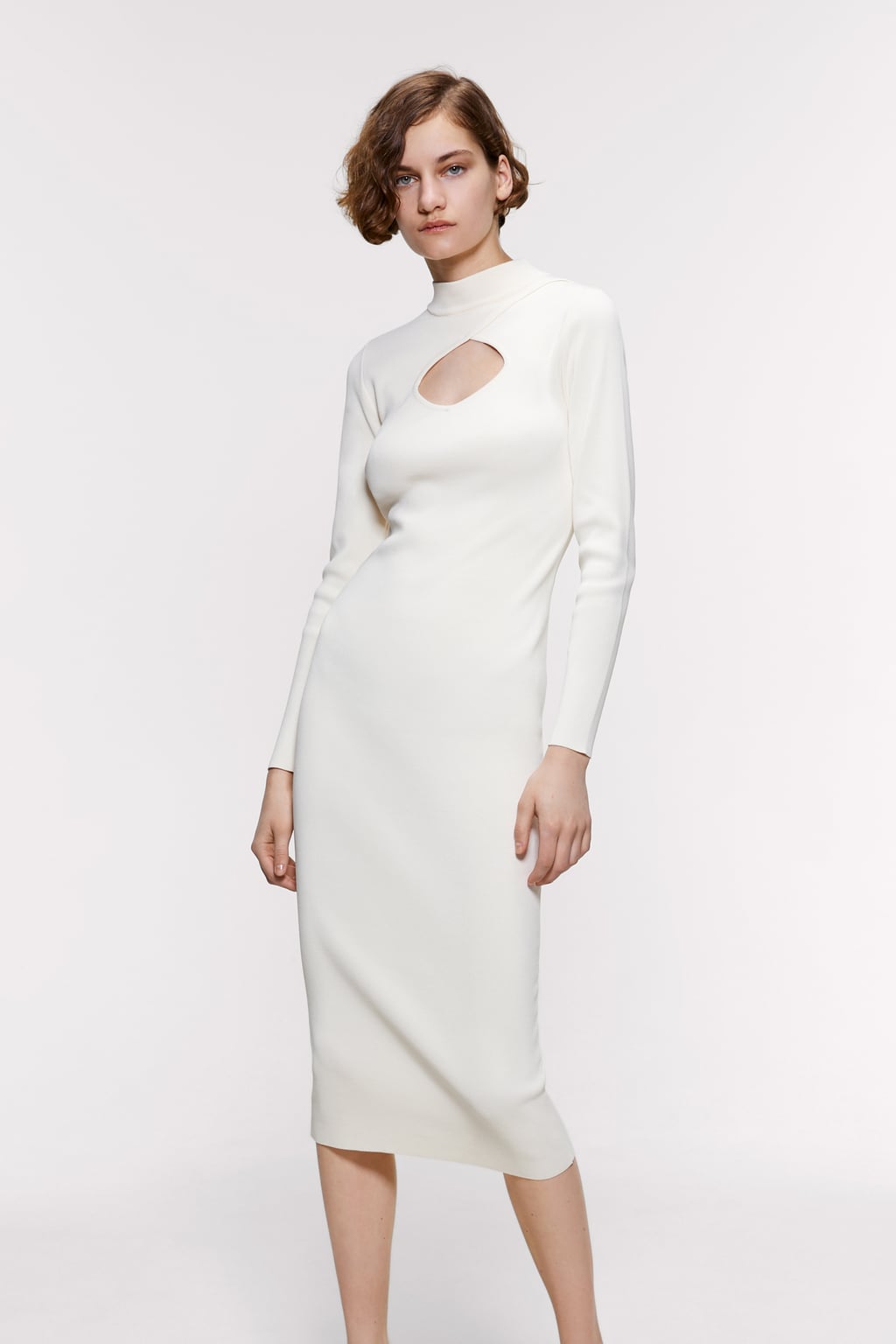 Los vestidos de punto nos han ganado por hacer un tipazo de escándalo sin perder la comodidad. En Zara: vestido midi blanco de manga larga y escote cut out. (29,95 euros).