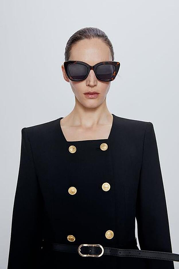 El cinturón es extraíble, pero no hace falta.