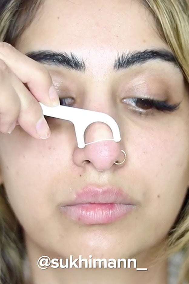 Puedes proceder a la limpieza de la nariz con hilo dental o con un arco.