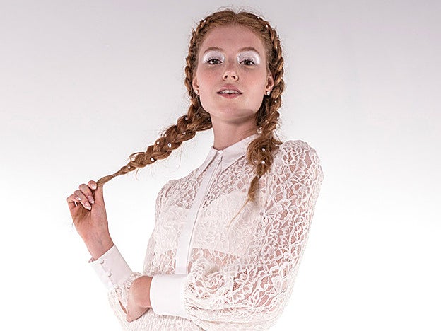 En el desfile de Alice + Olivia de primavera/ verano 2020 las perlas se entrelazan en el pelo de las modelos.