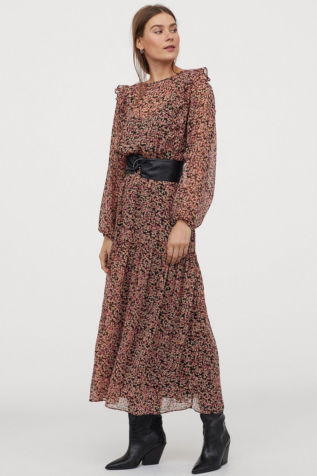 Para un estilo más boho y romántico, H&M propone este modelo floral en tejido vaporoso. ¡Ideal! (39,99 euros).