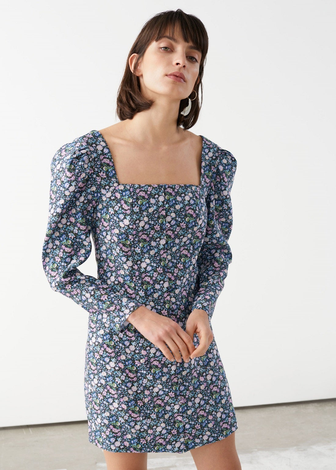 Uno de nuestros favoritos: vestido mini con estampado de flores en tonos pasteles, manga abullonada, cierre de botones y escote cuadrado. De & Other Stories. (79 euros).