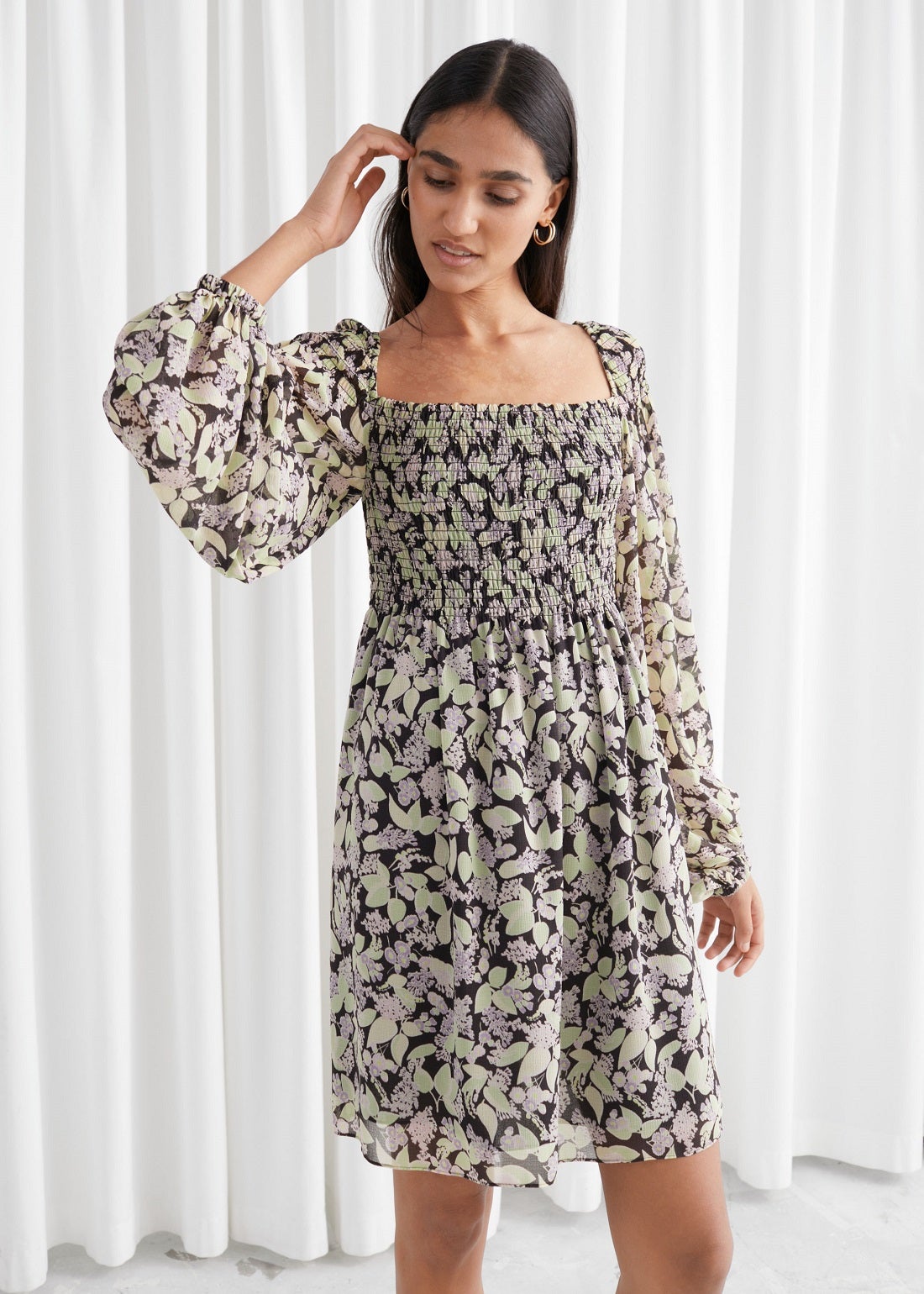 Vestido fluido de & Other Stories con estampado floral y escote fruncido con diseño cuadrado. (89 euros).