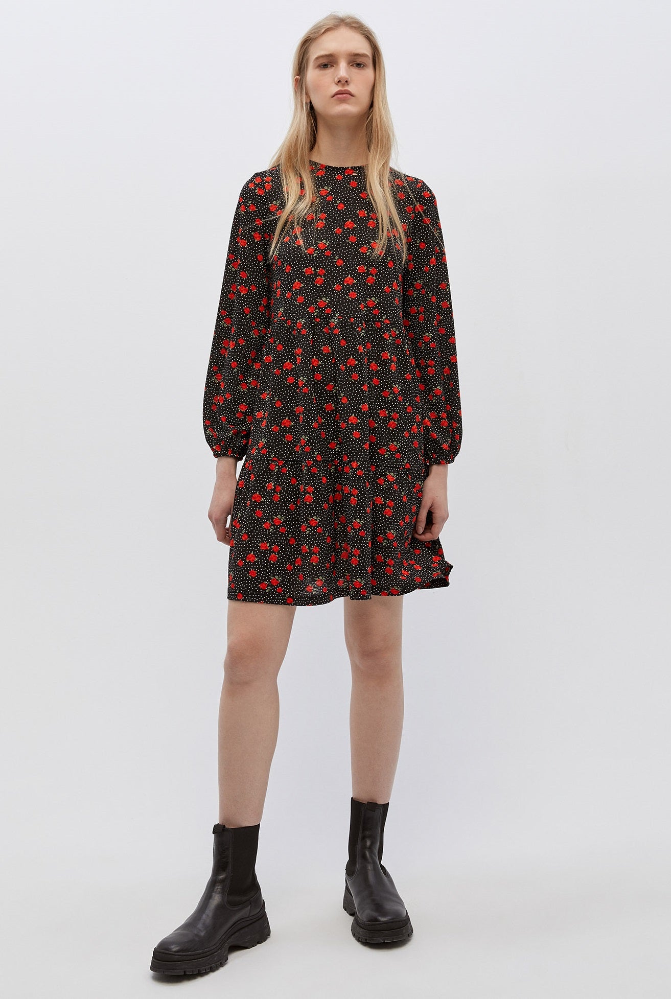 Vestido corto negro con estampado de lunares y flores rojas. La combinación perfecta está en lo nuevo de Sfera. (19,99 euros).