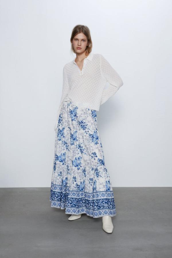 La más larga de la selección es esta falda midi con volante en el bajo de Zara. Tiene el tiro alto y la cintura elástica y solo se ha lanzado en dos tallas, la XS y la M-L. Cuesta 29,95 euros.