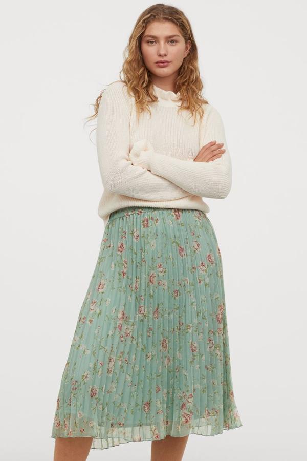 Con tejido vaporoso y flores en tonos rosas y blancos, esta falda color esmeralda de H&M es perfecta para las aficionadas a los looks pastel. Cuesta 24,99 eruos y está disponible entre las tallas XS y XL.