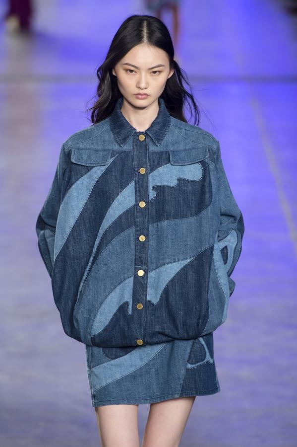 Con el discurso del upcycling en pleno apogeo, Alberta Ferretti apuesta por convertir a la cazadora vaquera en un símbolo de la lucha por la sostenibilidad al que la moda no quiere renunciar. El resultado es una prenda con efecto parcheado y en contraste de diferentes tonalidades de añil.