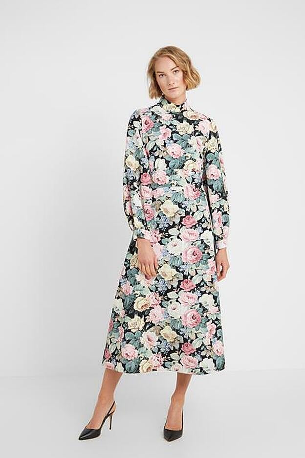 Otro vestido de flores grandes y cuello subido, disponible en Zalando.