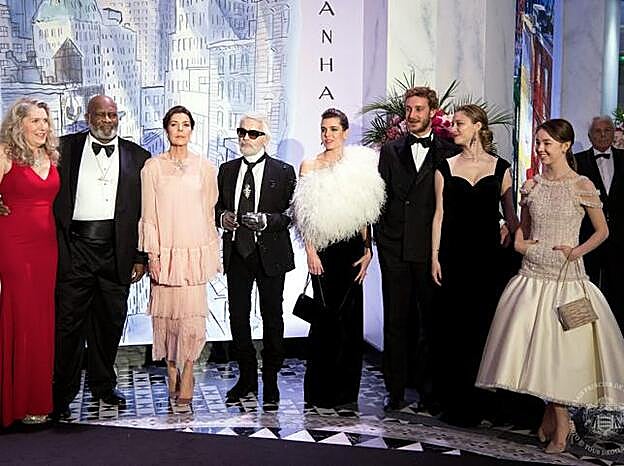 Parte de la familia real monegasca en el Baile de la Rosa de 2018, con el desaparecido Karl Lagerfeld.