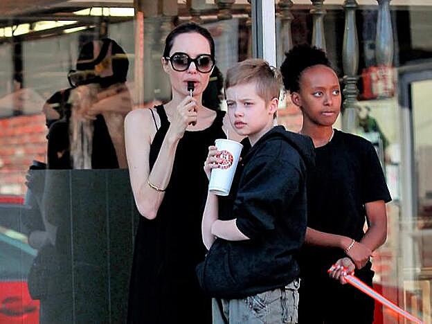 ¿Pero qué ven tus ojos? La familia Jolie meditando mientras come... o eso creemos.