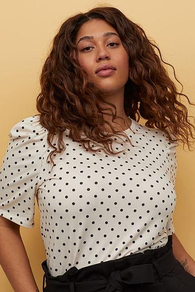Camiseta de lunares con las mangas fruncidas y en talla curvy, de H&M.