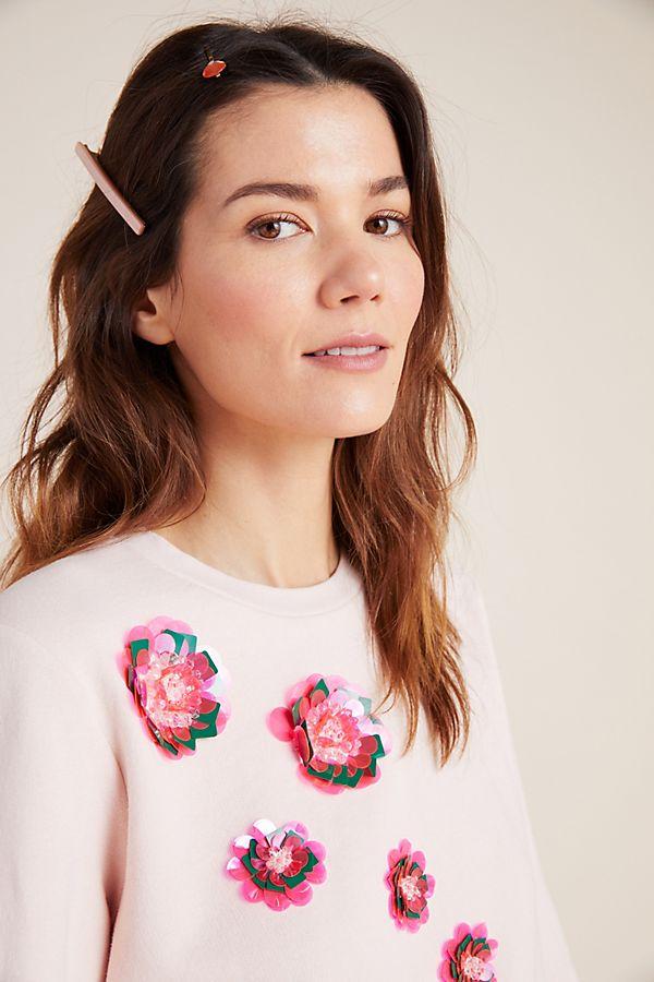 Delpozo es reconocida por ser una marca que sabe mezclar conceptos como nadie. En esta sudadera bordada lo vemos claramente y por eso nos encanta. Elgie una prenda sport como es la suadera y la premiumiza bordando una serie de flores con apliques y lentejuelas (115€).