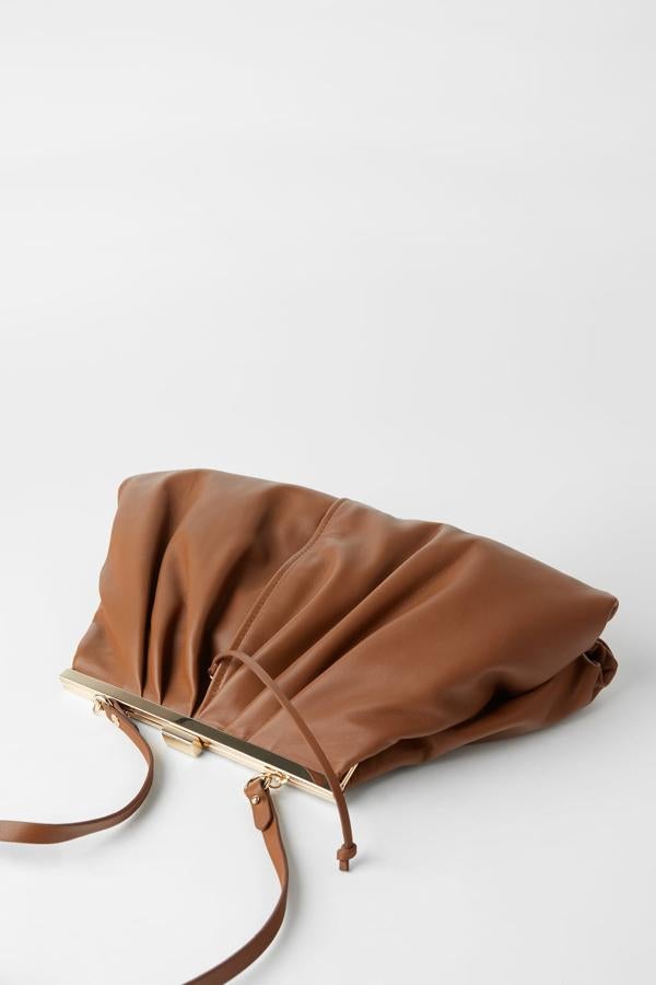 Los bolsos de mano en versión XXL son otras de las grandes apuestas para la temporada primaveral y esta bandolera de Zara es perfecta para un doble uso, con y sin asa, en la mano o colgando. Cuesta 69,95 euros, tiene dos compartimentos, y también la han lanzado en amarillo y blanco, pero por el momento se ha agotado.